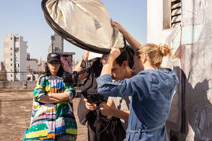 Backstage: Sol Abadi al frente de la realización de "Somos fusión", Warmi + La Aldi Vega, por Natura para Designers BA