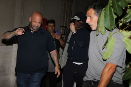 Bad Bunny se retira de Aramburu con el rostro cubierto y escoltado por un fuerte operativo de seguridad; al menos diez custodios lo acompañaron mientras camionetas blindadas aguardaban en las inmediaciones del restaurante en Recoleta