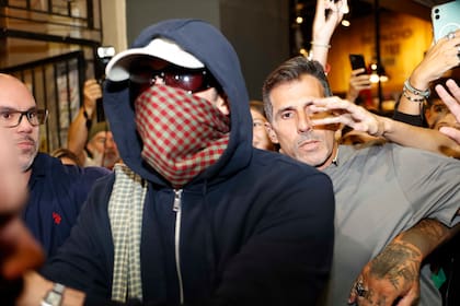 El cantante se retiró con el rostro cubierto y escoltado por un fuerte operativo de seguridad