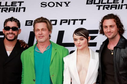 Bad Bunny, Brad Pitt, Joey King y Aaron Taylor-Johnson presentando Tren bala en California