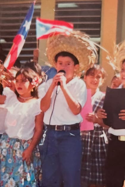 Bad Bunny, cuando era chico, luciendo una pava, el sombrero que los agricultores jíbaros de Puerto Rico usan en el campo