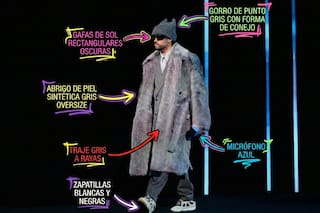 El look de Bad Bunny en la conferencia donde rindió homenaje a su mamá antes del Super Bowl