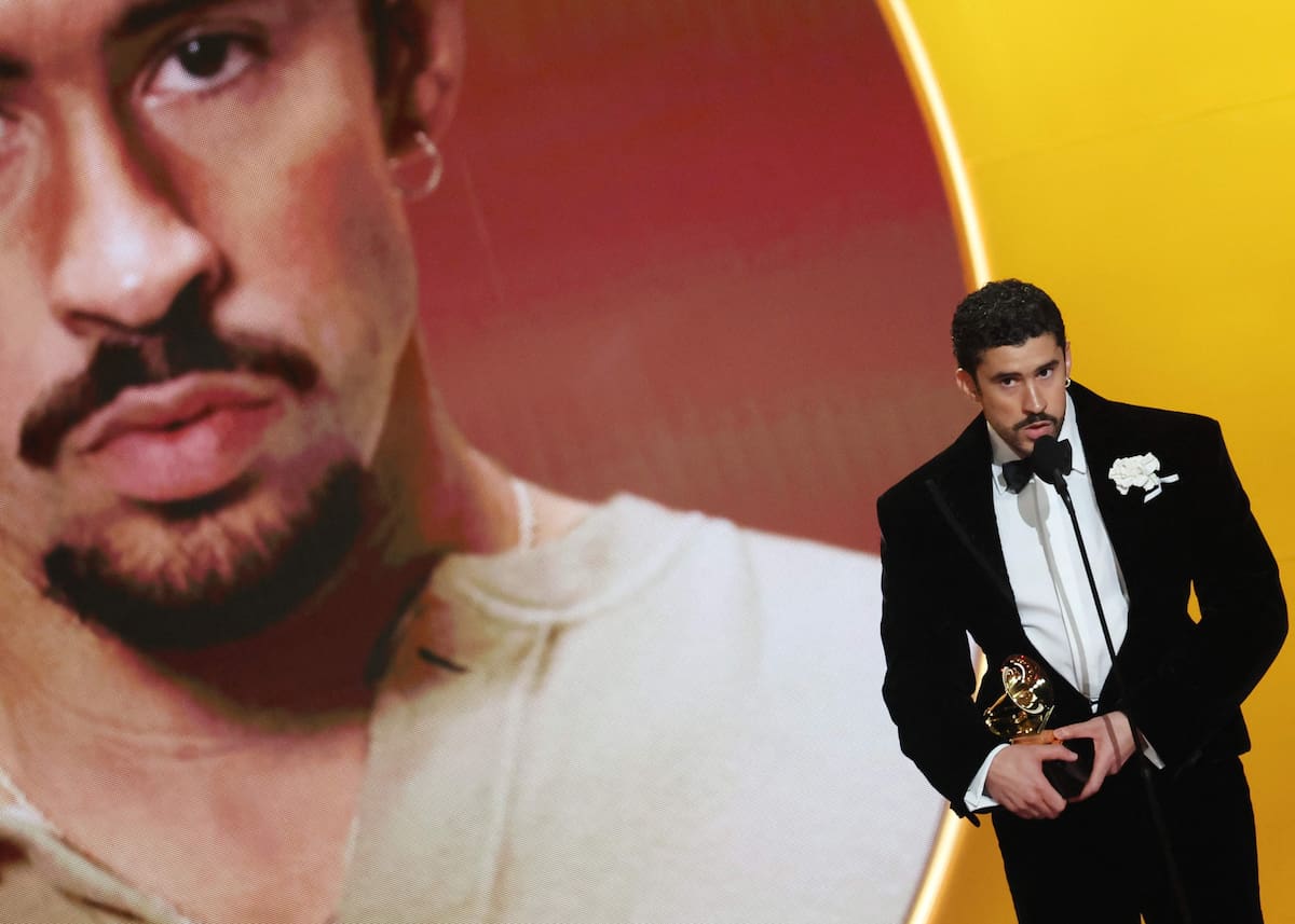 Prêmios Grammy. Bad Bunny fez história em noite onde a música dividiu palco com discursos políticos Prêmios Grammy. Bad Bunny fez história em noite onde a música dividiu palco com discursos políticos