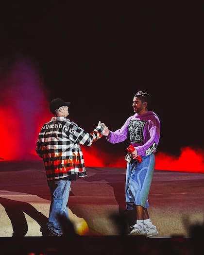 Bad Bunny invitó a Duki al escenario para interpretar "Hablamos mañana"