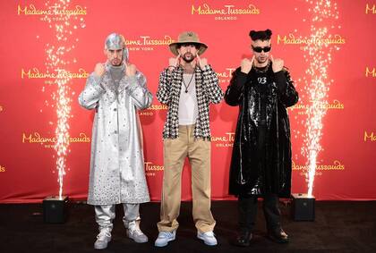 Bad Bunny posó junto a las figuras de cera para Madame Tussauds en New York y Orlando (Crédito: AFP)