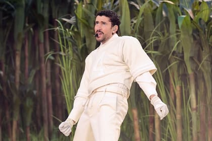 Bad Bunny, vestido íntegramente de blanco, hizo bailar a todos en su show de medio tiempo del Super Bowl