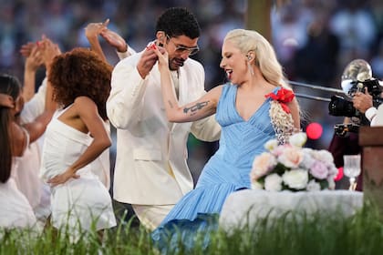 Bad Bunny y Lady Gaga durante su presentación en el espectáculo de medio tiempo del Super Bowl 60 de la NFL entre los Seahawks de Seattle y los Patriots de Nueva Inglaterra el domingo 8 de febrero de 2026 en Santa Clara, California