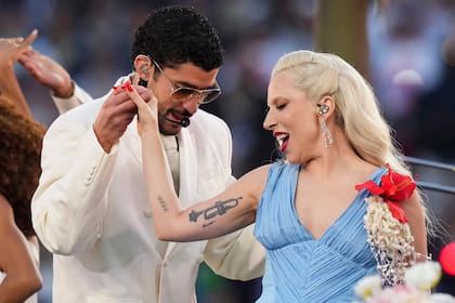 Bad Bunny y Lady Gaga en el escenario del Super Bowl