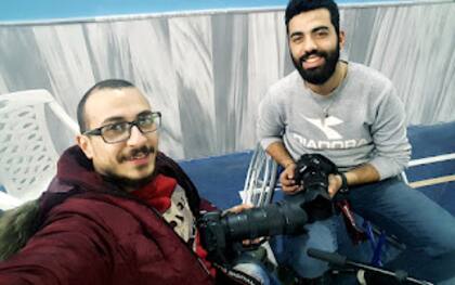 Bader y Ahmed, con sus cámaras fotográficas