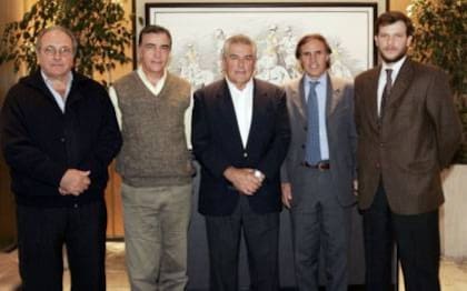 Francisco Dorignac, recientemente elegido presidente de la AAP por segunda vez, en 2005, acompañado por sus colaboradores César Badini, Ramón Franco, Horacio Fernández Llorente y Luciano Garciarena.
