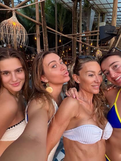 Badosa junto a su hermana y dos amigas en Indonesia