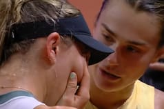 Las lágrimas de Paula Badosa después de otro abandono por lesión y el consuelo de Aryna Sabalenka