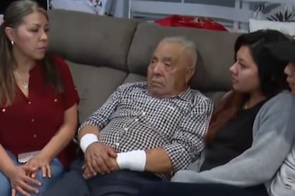 Baena Delgado permaneció esposado durante casi una hora dentro de un vehículo oficial