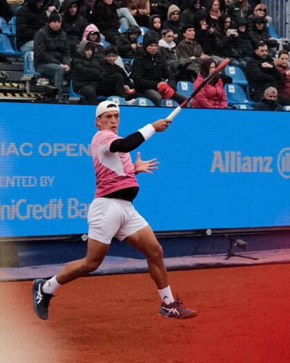 Báez, con camiseta térmica debajo de la remera por el frío de Bucarest, cayó en la final frente al italiano Flavio Cobolli