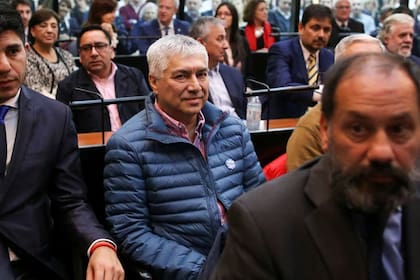 Lázaro Báez, en el banquillo; al fondo, en el mismo juicio, se la distingue a Cristina Kirchner