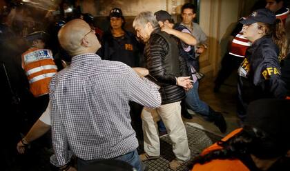 Báez fue trasladado esposado y con chaleco antibalas, igual que Jaime el sábado pasado