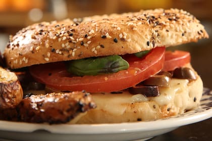 Bagel caprese
