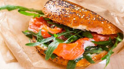 Bagel con salmón y queso crema