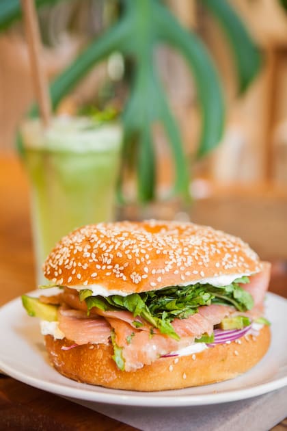 Bagel de salmón ahumado, uno de los sellos de Moshu.