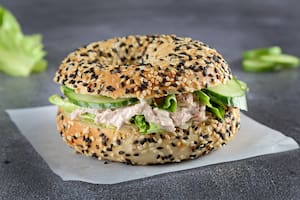 Bagel integral con atún y huevo duro