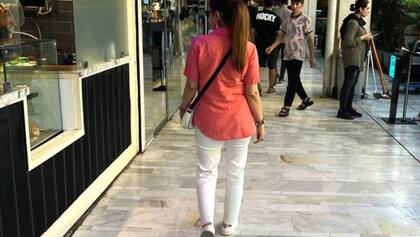 "Bahareh" dice que se sintió muy emocionada la primera vez que se quitó el pañuelo en público