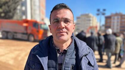 Bahattin Aşan dice que sacó a siete personas de los escombros