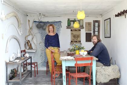 Astrid Perkins y Matías Soriano, anfitriones de Bahía Bustamante.