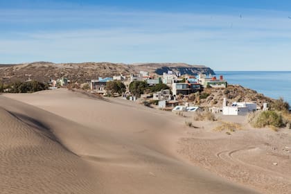 Bahía Creek es el pueblo que tiene casas y un club de pescadores enterrado debajo de la arena.