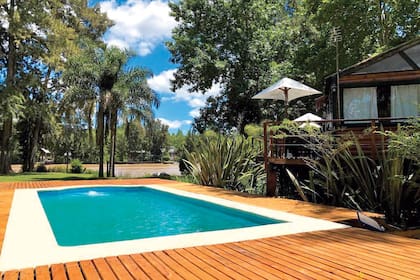 Bahía Esmeralda, sobre el canal Arias.