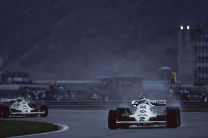 Bailando bajo la lluvia: Carlos Reutemann se escapa de Alan Jones; en Brasil, el santafesino logró la undécima victoria de las doce que logró en la Fórmula 1