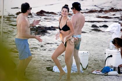 Bailando y disfrutando de la compañía de sus amigos, DiCaprio y su pareja pasan los días en la costa de la isla caribeña