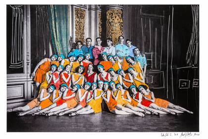 Intervención de Marcelo Brodsky sobre una foto del ballet estable de 1930