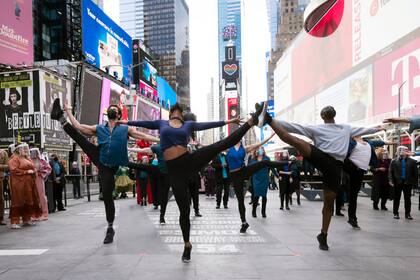 Bailarines de espectáculos de Broadway en pleno Times Square festejando la reactivación de la actividad luego de la pandemia