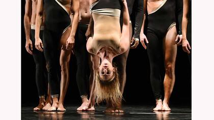 Bailarines de Parsons Dance ensayan antes de salir a escena en el Joyce Theater, en NY