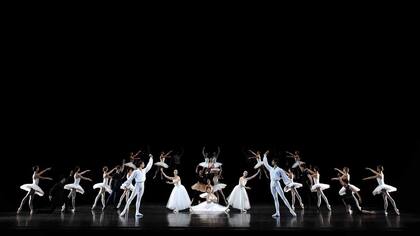 Bailarines del Ballet de la Ópera de París interpretan una escena de "Suite en blanc" en una prueba de vestuario antes de la noche de estreno en el David H. Koch Theater del Lincoln Center Festival, en NY