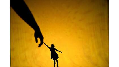 Bailarines ensayan antes del estreno del Shadowland de Pilobolus en el Skirball Center for the Performing Arts de NY