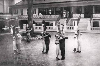 Baile y diversión en uno de los patios del Eden Hotel