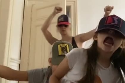 Dolores baila con Lázaro y Libertad en medio de la cuarentena