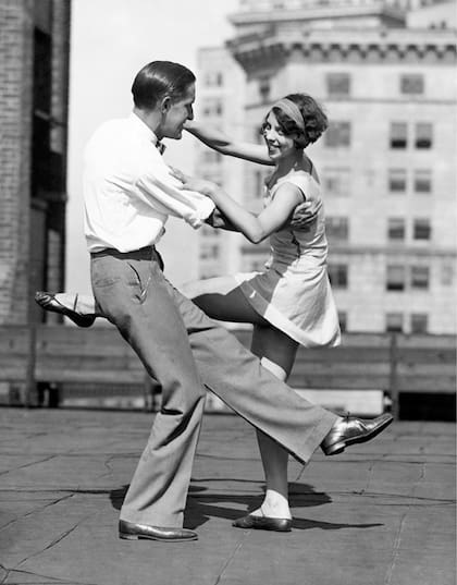Bailes frenéticos al ritmo del jazz. Los años 20 celebraron la vida