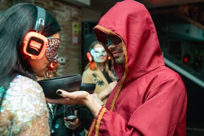 Bailes sensuales, comidas afrodisíacas y un show de arte erótico