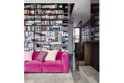 Baja altura, color intenso y textura suave caracterizan a este modelo que logra ser el punto focal de este living, aún compitiendo con la gran biblioteca y los techos altos