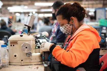 Bajada:
Ante la pérdida de competitividad y el derrumbe del consumo, firmas textiles, alimenticias y de línea blanca redefinen su estrategia productiva, como el Grupo Dass