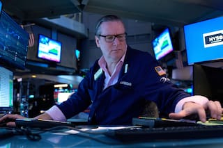 Bajan mercados asiáticos y el petróleo ronda los $100 por guerra con Irán