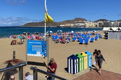 Bajando a la playa de Las Canteras, la playa urbana principal de la ciudad de Las Palmas de Gran Canaria.