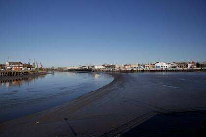 El Riachuelo amaneció de una manera poco habitual, con una bajante que dejó al descubierto un lodazal