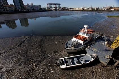 Botes y barcazas quedaron varados en el barro ante la bajada del Riachuelo