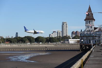 La bajante se produjo por una masa de viento del sector oeste que provoca un efecto contrario a la sudestada; el fenómeno se observó en el Río de la Plata