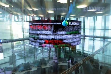 En la bolsa local, el Merval subía 0,7%