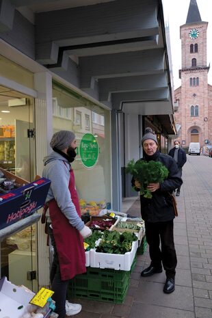 “Bajo al pueblo cuando tengo que ir al banco, a hacer compras básicas… Para cosas muy específicas, tenemos Heidelberg, una gran ciudad a media hora de autopista. En 45 minutos, por la misma autopista, estamos en el aeropuerto de Frankfurt”, afirma.