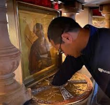 Bajo el altar de la capilla greco-ortodoxa es posible tocar la roca del Gólgota.